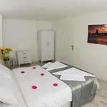 Nisan's Szálloda